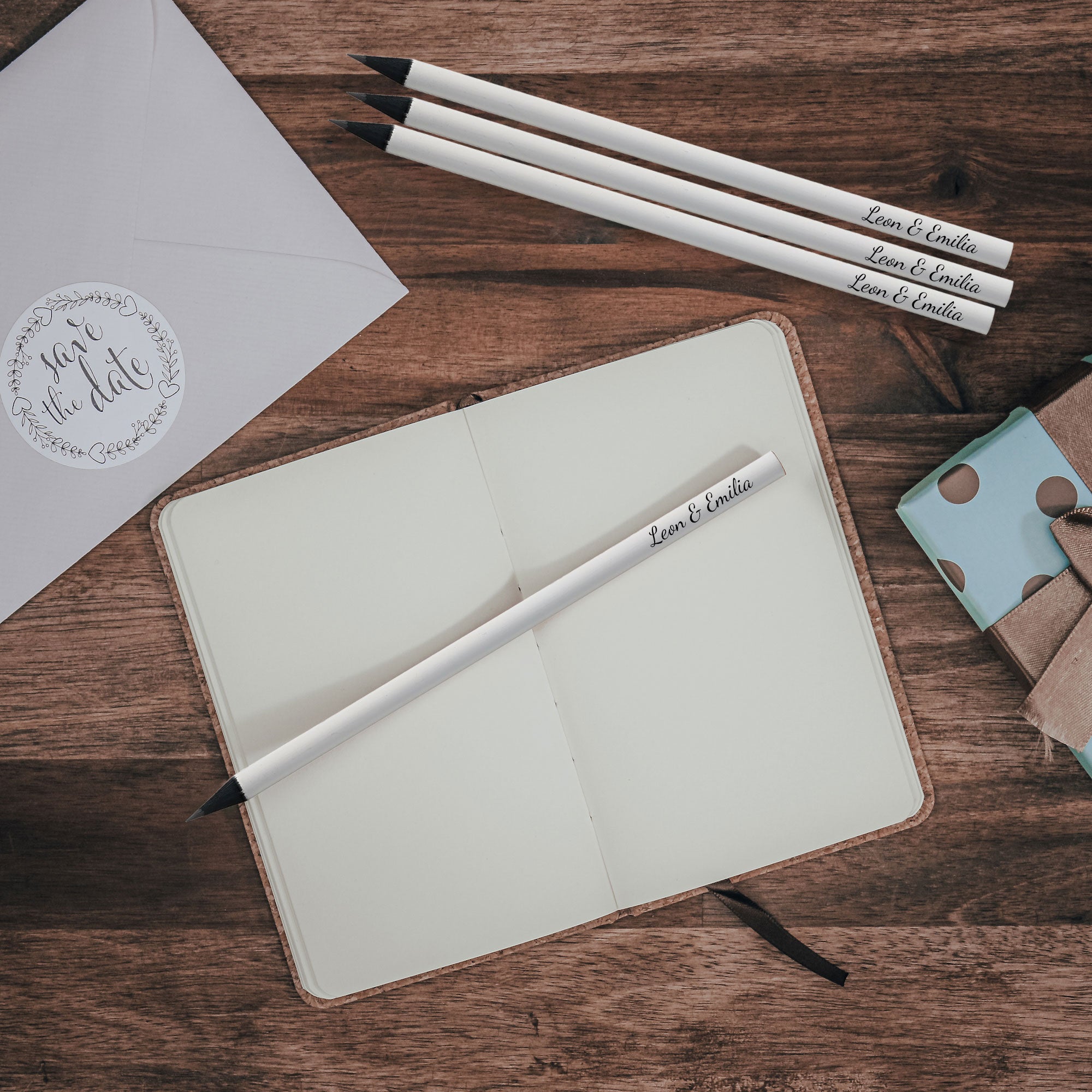 Lasergravierte weiße Bleistifte mit schwarzer Gravur (25 Stück) - kinder-druckerei.de