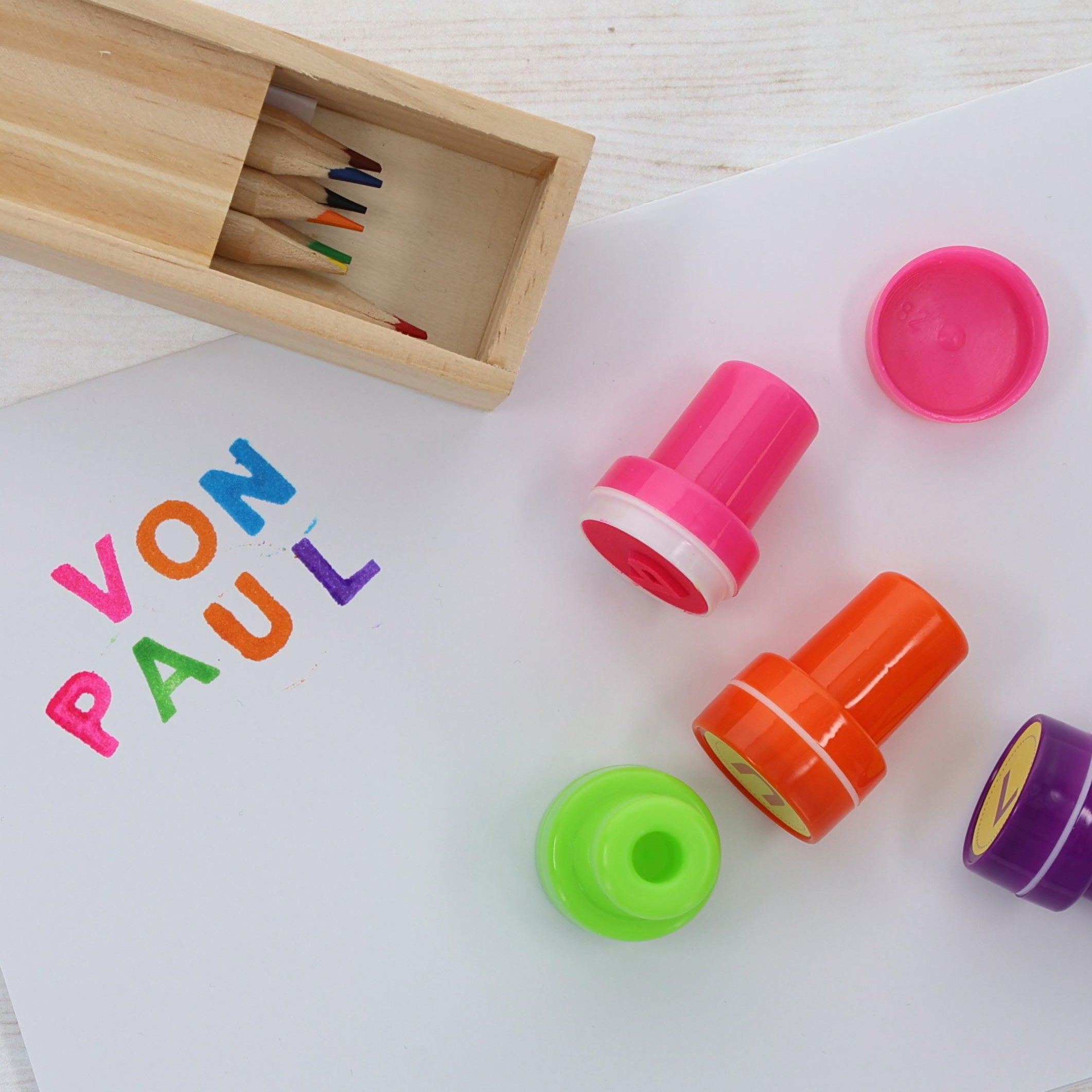 Selbstfärbende Stempelbuchstaben im Koffer - kinder-druckerei.de