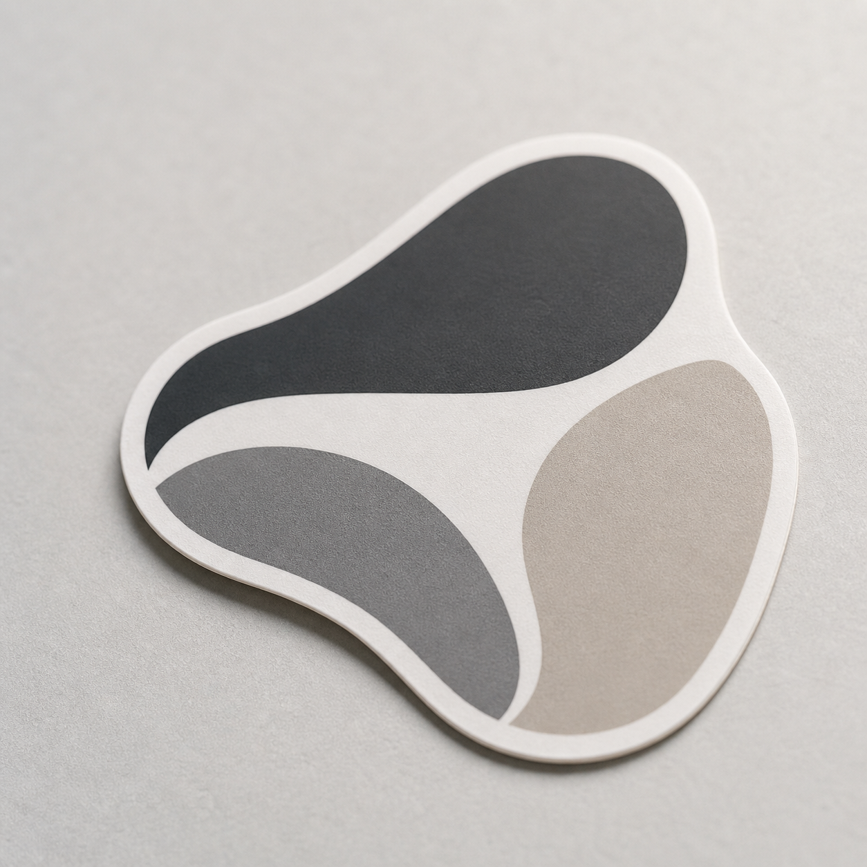 Matte Logo-Aufkleber 10x10 cm aus Orafol 3164, zeigt das stilvolle Design auf glänzendem Hintergrund.