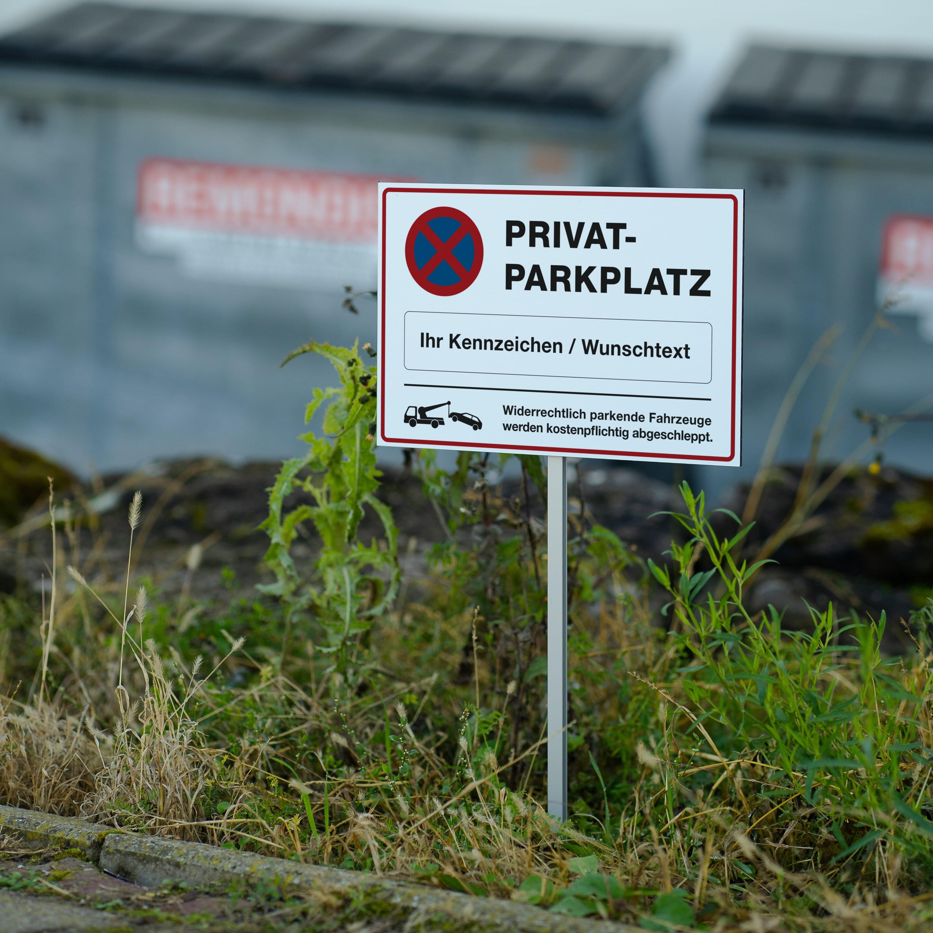 Schild  "Privatparkplatz" mit individuellem Kennzeichen - adressaufkleber-fabrik.de