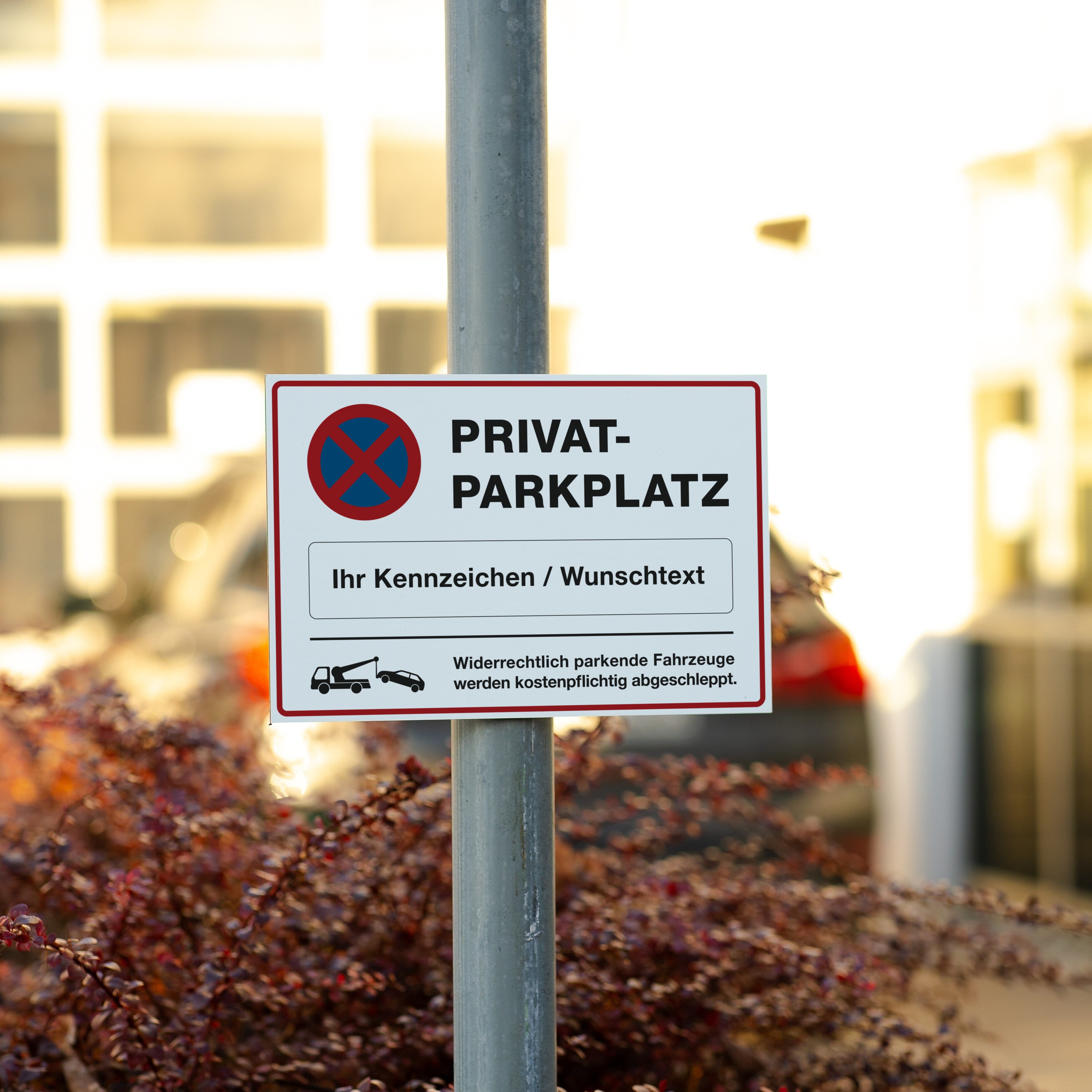 Schild  "Privatparkplatz" mit individuellem Kennzeichen - adressaufkleber-fabrik.de